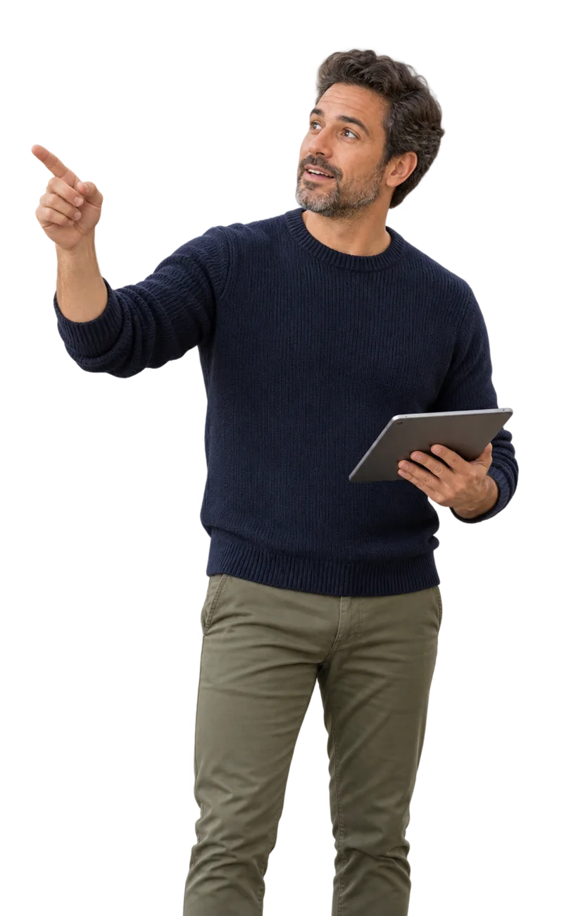 Projectmanager wijst naar iets terwijl hij een tablet vasthoudt